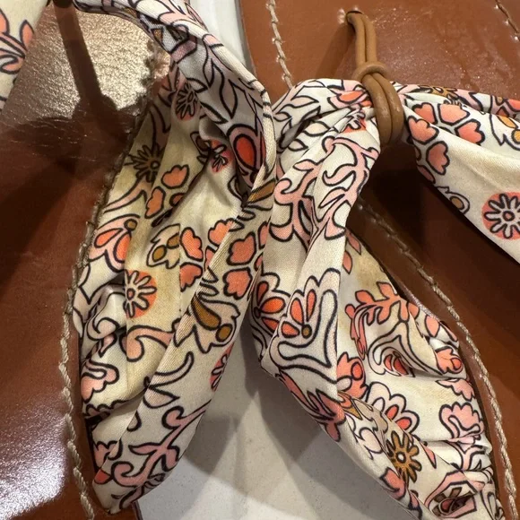 Tory Burch Carson flat thong sandal - printed satin in hicks garden color - Picture 5 of 11